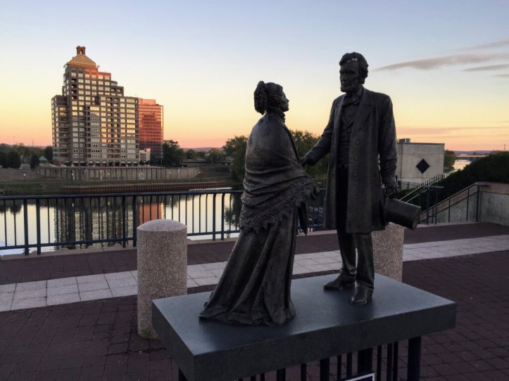 Abraham Lincoln and Harriet Beecher Stowe statue in Hartford
